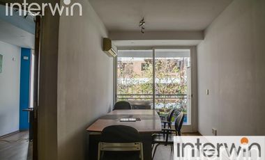 Excelente consultorio de 50 m2 con balcón al frente. Cochera fija. Belgrano.