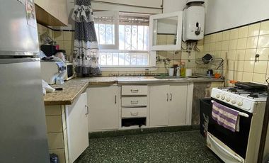 Casa de 3 ambientes con jardín, terraza y cochera