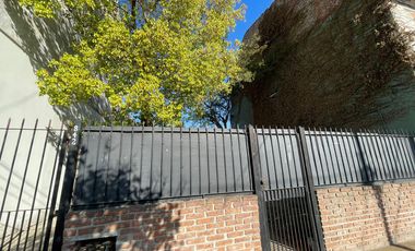 Casa de 3 ambientes con jardín, terraza y cochera