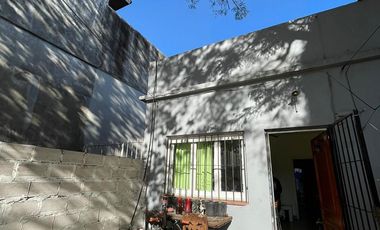 Casa de 3 ambientes con jardín, terraza y cochera