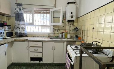 Casa de 3 ambientes con jardín, terraza y cochera