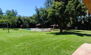 PARCELA CON JARDIN FORMADO, PISCINA Y QUINCHO,SIN REGLAMENTO