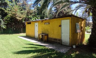 PARCELA CON JARDIN FORMADO, PISCINA Y QUINCHO,SIN REGLAMENTO