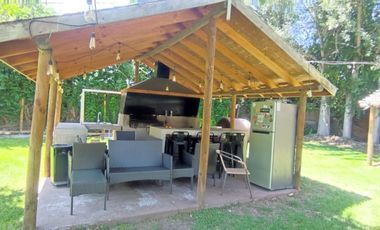 PARCELA CON JARDIN FORMADO, PISCINA Y QUINCHO,SIN REGLAMENTO