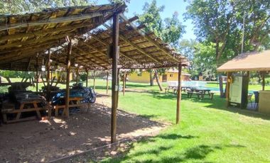 PARCELA CON JARDIN FORMADO, PISCINA Y QUINCHO,SIN REGLAMENTO