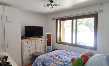 PARCELA CON JARDIN FORMADO, PISCINA Y QUINCHO,SIN REGLAMENTO