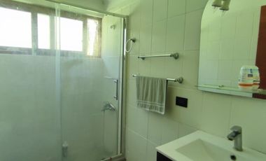 PARCELA CON JARDIN FORMADO, PISCINA Y QUINCHO,SIN REGLAMENTO