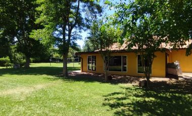 PARCELA CON JARDIN FORMADO, PISCINA Y QUINCHO,SIN REGLAMENTO
