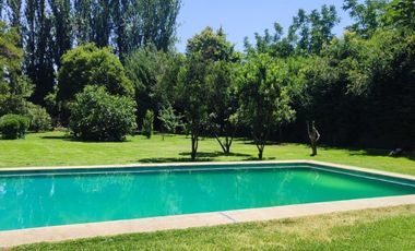 PARCELA CON JARDIN FORMADO, PISCINA Y QUINCHO,SIN REGLAMENTO