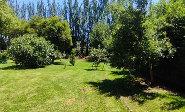 PARCELA CON JARDIN FORMADO, PISCINA Y QUINCHO,SIN REGLAMENTO