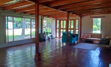 PARCELA CON JARDIN FORMADO, PISCINA Y QUINCHO,SIN REGLAMENTO