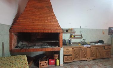 Casa en venta 3 ambientes en Florencio Varela - quincho y pileta