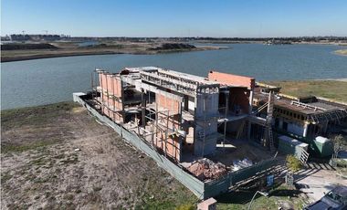 Casa en venta y alquiler al lago en barrio Puentes, Nordelta, Tigre