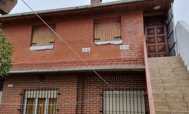 Casa en venta - 5 dormitorios 3 baños - 300mts2 totales - Santa Clara Del Mar