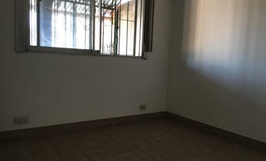 CASA CON DOS LOCALES EN VENTA Taborda  3729  (REMEDIOS DE ESCALADA)