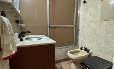 Venta de casa de 3 ambientes con cochera y quincho en  Bernal Oeste