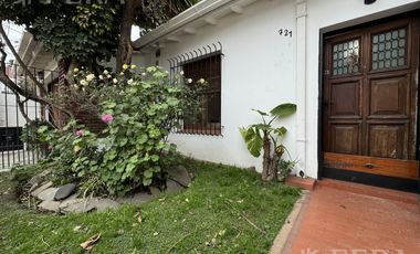 Venta de casa de 3 ambientes con cochera y quincho en  Bernal Oeste