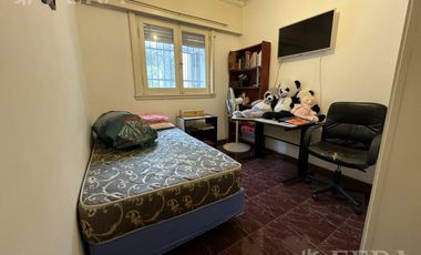 Venta de casa de 3 ambientes con cochera y quincho en  Bernal Oeste
