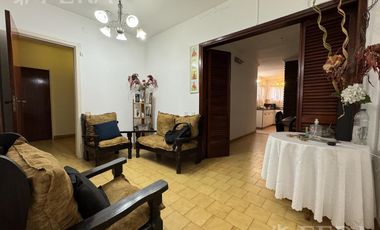 Venta de casa de 3 ambientes con cochera y quincho en  Bernal Oeste
