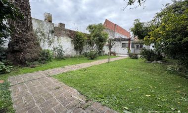 Venta de casa de 3 ambientes con cochera y quincho en  Bernal Oeste