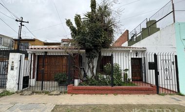 Venta de casa de 3 ambientes con cochera y quincho en  Bernal Oeste