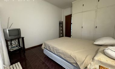 Venta de casa de 3 ambientes con cochera y quincho en  Bernal Oeste
