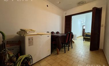 Venta de casa de 3 ambientes con cochera y quincho en  Bernal Oeste