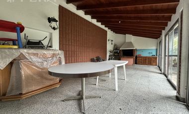 Venta de casa de 3 ambientes con cochera y quincho en  Bernal Oeste