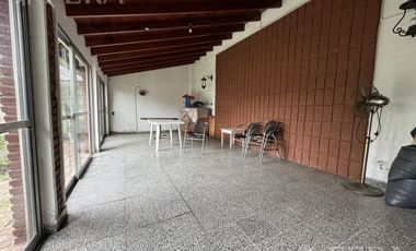 Venta de casa de 3 ambientes con cochera y quincho en  Bernal Oeste