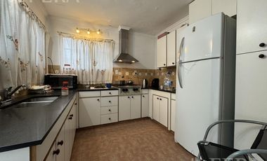 Venta de casa de 3 ambientes con cochera y quincho en  Bernal Oeste