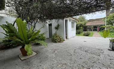 Venta de casa de 3 ambientes con cochera y quincho en  Bernal Oeste