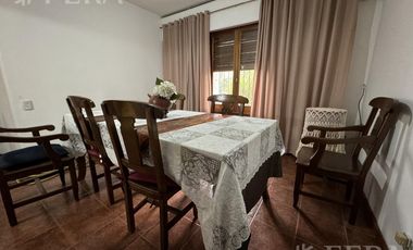 Venta de casa de 3 ambientes con cochera y quincho en  Bernal Oeste
