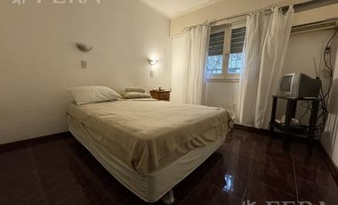 Venta de casa de 3 ambientes con cochera y quincho en  Bernal Oeste