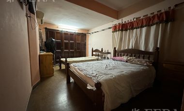 Venta de casa de 3 ambientes con cochera y quincho en  Bernal Oeste