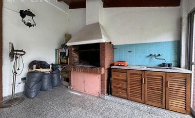 Venta de casa de 3 ambientes con cochera y quincho en  Bernal Oeste