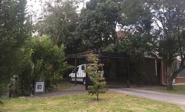 Casa en Venta en  444 e/ Belgrano y 23 City Bell - Alberto Dacal Propiedades