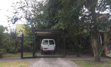 Casa en Venta en  444 e/ Belgrano y 23 City Bell - Alberto Dacal Propiedades