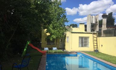 Casa en Venta en  444 e/ Belgrano y 23 City Bell - Alberto Dacal Propiedades