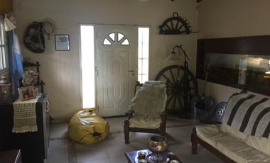 Casa en Venta en  444 e/ Belgrano y 23 City Bell - Alberto Dacal Propiedades