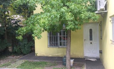 Casa en Venta en  444 e/ Belgrano y 23 City Bell - Alberto Dacal Propiedades