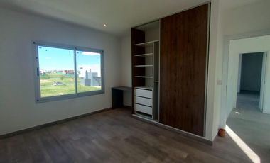 RIBERAS | Casa con Sauna Propio   3 dorm   escritorio   luz natural propia |  Puertos del Lago