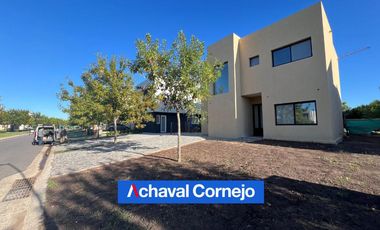 VENTA |  Casa de 3 dormitorios   escritorio/ Playroom - Barrio Araucarias, Puertos