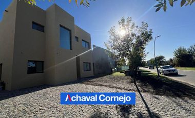 VENTA |  Casa de 3 dormitorios   escritorio/ Playroom - Barrio Araucarias, Puertos