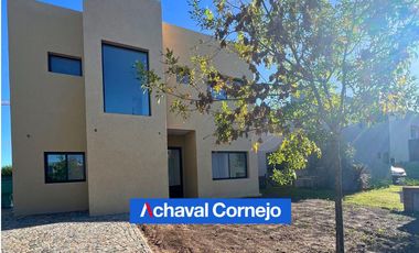 VENTA |  Casa de 3 dormitorios   escritorio/ Playroom - Barrio Araucarias, Puertos