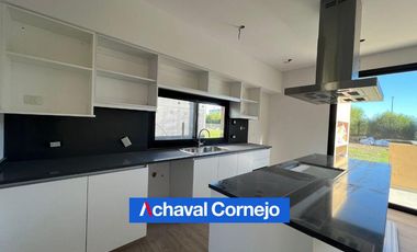 VENTA |  Casa de 3 dormitorios   escritorio/ Playroom - Barrio Araucarias, Puertos