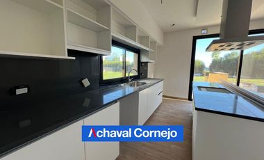VENTA |  Casa de 3 dormitorios   escritorio/ Playroom - Barrio Araucarias, Puertos