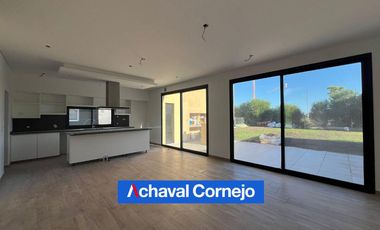 VENTA |  Casa de 3 dormitorios   escritorio/ Playroom - Barrio Araucarias, Puertos