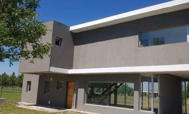 Casa en venta - 3 dormitorios 3 baños - Cochera - 1.166mts2 - San Sebastián, Escobar