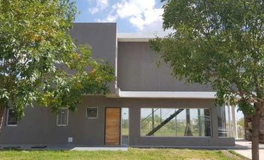 Casa en venta - 3 dormitorios 3 baños - Cochera - 1.166mts2 - San Sebastián, Escobar