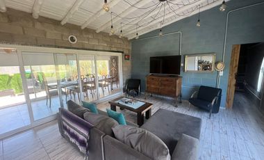 CASA EN LA CALETA